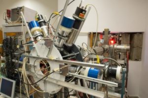 Físicos do Institute for Nuclear Research em Debrecen, Hungria, dizem que este aparelho – um espectrômetro de elétron-pósitron – encontrou evidências de uma nova partícula. MTA-Atomki.[4]