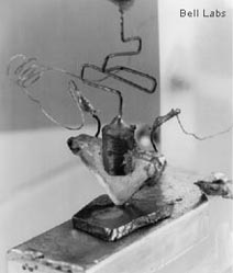 Fig. 03 – primeiro transistor apresentado por Walter H. Brattain e John Bardeen no laboratório Bell em 1947.3